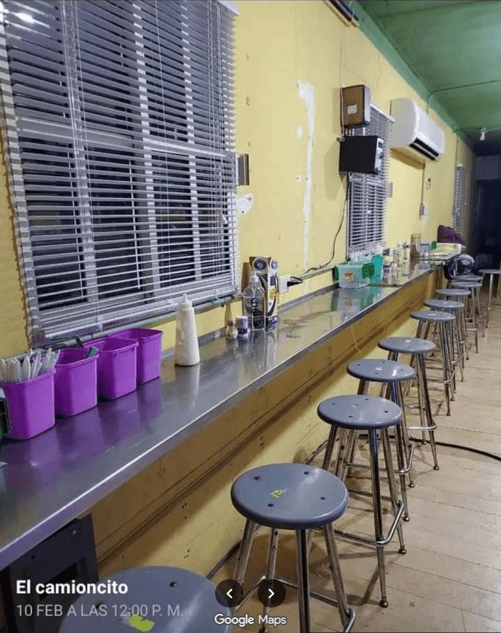 Interior de El Camioncito — taburete y barra